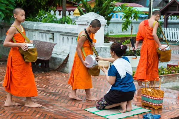 Luang Prabang, Laos - 12 Haziran 2015: sabah töreni Budist sadaka. Rahipler de Luang Prabang için sadaka verme geleneği turistlere genişletilmiş.