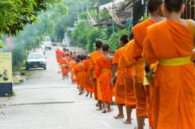 Luang Prabang, Laos - 13 Haziran 2015: sabah töreni Budist sadaka. Rahipler de Luang Prabang için sadaka verme geleneği turistlere genişletilmiş.