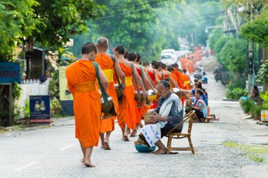 Luang Prabang, Laos - 13 Haziran 2015: sabah töreni Budist sadaka. Rahipler de Luang Prabang için sadaka verme geleneği turistlere genişletilmiş.