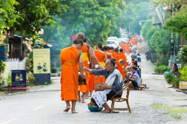 Luang Prabang, Laos - 13 Haziran 2015: sabah töreni Budist sadaka. Rahipler de Luang Prabang için sadaka verme geleneği turistlere genişletilmiş.