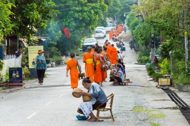 Luang Prabang, Laos - 13 Haziran 2015: sabah töreni Budist sadaka. Rahipler de Luang Prabang için sadaka verme geleneği turistlere genişletilmiş.