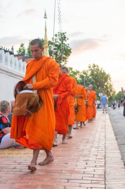 Luang Prabang, Laos - 13 Haziran 2015: sabah töreni Budist sadaka. Rahipler de Luang Prabang için sadaka verme geleneği turistlere genişletilmiş.
