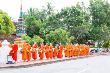 Luang Prabang, Laos - 13 Haziran 2015: sabah töreni Budist sadaka. Rahipler de Luang Prabang için sadaka verme geleneği turistlere genişletilmiş.