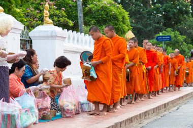 Luang Prabang, Laos - 13 Haziran 2015: sabah töreni Budist sadaka. Rahipler de Luang Prabang için sadaka verme geleneği turistlere genişletilmiş.