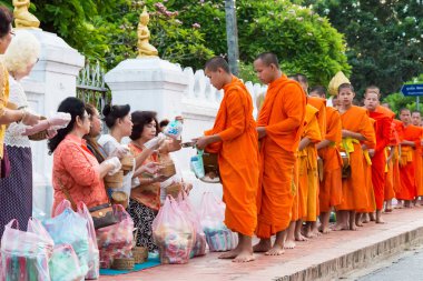 Luang Prabang, Laos - 13 Haziran 2015: sabah töreni Budist sadaka. Rahipler de Luang Prabang için sadaka verme geleneği turistlere genişletilmiş.