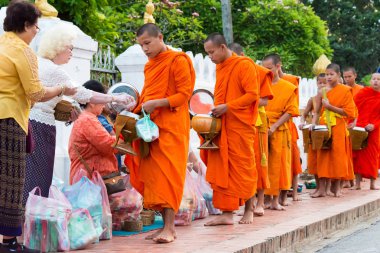 Luang Prabang, Laos - 13 Haziran 2015: sabah töreni Budist sadaka. Rahipler de Luang Prabang için sadaka verme geleneği turistlere genişletilmiş.