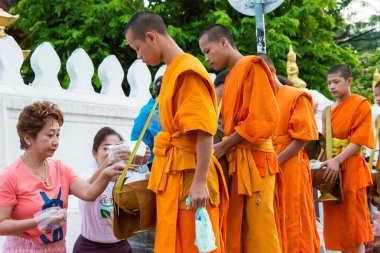 Luang Prabang, Laos - 13 Haziran 2015: sabah töreni Budist sadaka. Rahipler de Luang Prabang için sadaka verme geleneği turistlere genişletilmiş.