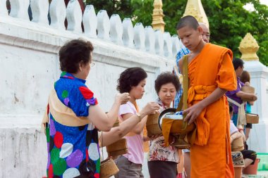Luang Prabang, Laos - 13 Haziran 2015: sabah töreni Budist sadaka. Rahipler de Luang Prabang için sadaka verme geleneği turistlere genişletilmiş.