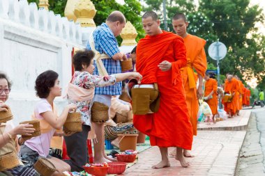Luang Prabang, Laos - 13 Haziran 2015: sabah töreni Budist sadaka. Rahipler de Luang Prabang için sadaka verme geleneği turistlere genişletilmiş.