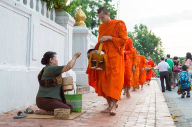 Luang Prabang, Laos - 13 Haziran 2015: sabah töreni Budist sadaka. Rahipler de Luang Prabang için sadaka verme geleneği turistlere genişletilmiş.