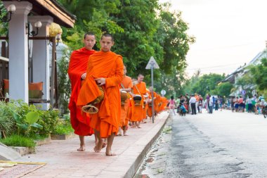 Luang Prabang, Laos - 13 Haziran 2015: sabah töreni Budist sadaka. Rahipler de Luang Prabang için sadaka verme geleneği turistlere genişletilmiş.