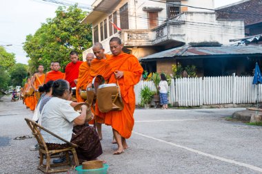 Luang Prabang, Laos - 13 Haziran 2015: sabah töreni Budist sadaka. Rahipler de Luang Prabang için sadaka verme geleneği turistlere genişletilmiş.