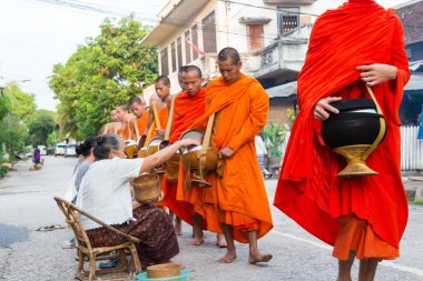 Luang Prabang, Laos - 13 Haziran 2015: sabah töreni Budist sadaka. Rahipler de Luang Prabang için sadaka verme geleneği turistlere genişletilmiş.