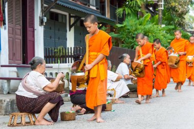 Luang Prabang, Laos - 13 Haziran 2015: sabah töreni Budist sadaka. Rahipler de Luang Prabang için sadaka verme geleneği turistlere genişletilmiş.