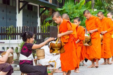 Luang Prabang, Laos - 13 Haziran 2015: sabah töreni Budist sadaka. Rahipler de Luang Prabang için sadaka verme geleneği turistlere genişletilmiş.