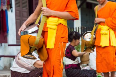 Luang Prabang, Laos - 13 Haziran 2015: sabah töreni Budist sadaka. Rahipler de Luang Prabang için sadaka verme geleneği turistlere genişletilmiş.