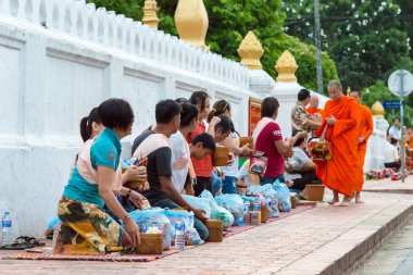 Luang Prabang, Laos - 14 Haziran 2015: sabah töreni Budist sadaka. Rahipler de Luang Prabang için sadaka verme geleneği turistlere genişletilmiş.