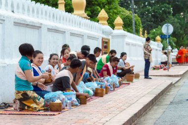 Luang Prabang, Laos - 14 Haziran 2015: sabah töreni Budist sadaka. Rahipler de Luang Prabang için sadaka verme geleneği turistlere genişletilmiş.
