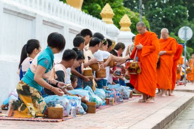 Luang Prabang, Laos - 14 Haziran 2015: sabah töreni Budist sadaka. Rahipler de Luang Prabang için sadaka verme geleneği turistlere genişletilmiş.