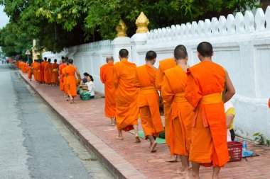 Luang Prabang, Laos - 14 Haziran 2015: sabah töreni Budist sadaka. Rahipler de Luang Prabang için sadaka verme geleneği turistlere genişletilmiş.
