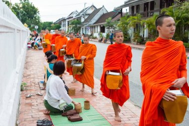 Luang Prabang, Laos - 14 Haziran 2015: sabah töreni Budist sadaka. Rahipler de Luang Prabang için sadaka verme geleneği turistlere genişletilmiş.