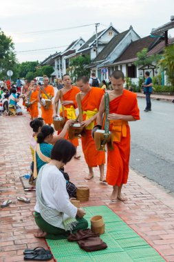 Luang Prabang, Laos - 14 Haziran 2015: sabah töreni Budist sadaka. Rahipler de Luang Prabang için sadaka verme geleneği turistlere genişletilmiş.