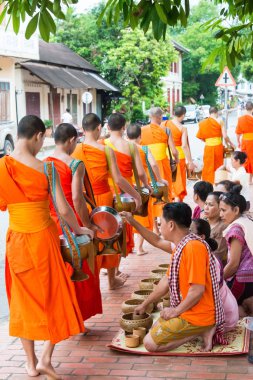 Luang Prabang, Laos - 14 Haziran 2015: sabah töreni Budist sadaka. Rahipler de Luang Prabang için sadaka verme geleneği turistlere genişletilmiş.