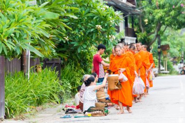 Luang Prabang, Laos - 14 Haziran 2015: sabah töreni Budist sadaka. Rahipler de Luang Prabang için sadaka verme geleneği turistlere genişletilmiş.