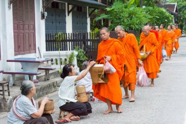 Luang Prabang, Laos - 14 Haziran 2015: sabah töreni Budist sadaka. Rahipler de Luang Prabang için sadaka verme geleneği turistlere genişletilmiş.