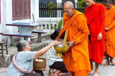 Luang Prabang, Laos - 14 Haziran 2015: sabah töreni Budist sadaka. Rahipler de Luang Prabang için sadaka verme geleneği turistlere genişletilmiş.
