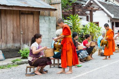 Luang Prabang, Laos - 14 Haziran 2015: sabah töreni Budist sadaka. Rahipler de Luang Prabang için sadaka verme geleneği turistlere genişletilmiş.