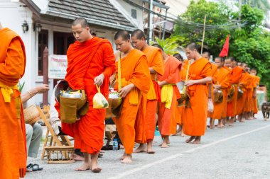 Luang Prabang, Laos - 14 Haziran 2015: sabah töreni Budist sadaka. Rahipler de Luang Prabang için sadaka verme geleneği turistlere genişletilmiş.