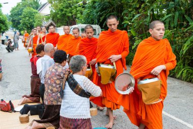 Luang Prabang, Laos - 14 Haziran 2015: sabah töreni Budist sadaka. Rahipler de Luang Prabang için sadaka verme geleneği turistlere genişletilmiş.