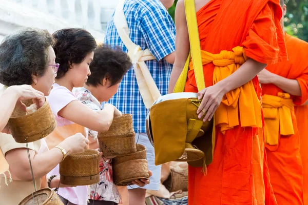 Luang Prabang, Laos - 13 Jun 2015: Buddhistiske almisser giver ceremoni om morgenen. Traditionen med at give almisser til munke i Luang Prabang er blevet udvidet til turister . - Stock-foto