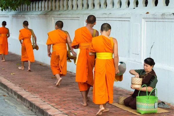Луанг-Прабанг, Лаос - 13 июня 2015 г.: утром церемония раздачи буддийских милостынь. Традиция давать милостыню монахам в Луангпхабанге распространилась на туристов . — стоковое фото