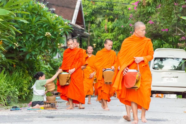 Luang Prabang, Laos - 13 Haziran 2015: sabah töreni Budist sadaka. Rahipler de Luang Prabang için sadaka verme geleneği turistlere genişletilmiş.