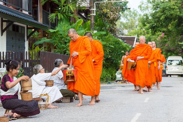 Luang Prabang, Laos - Jun 13 2015: Buddhistiska alms ger ceremoni på morgonen. Traditionen av allmosan till munkar i Luang Prabang har förlängts till turister. — Stockfoto