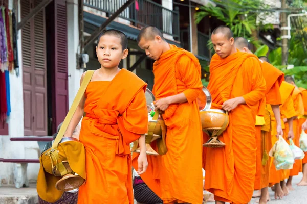Луанг-Прабанг, Лаос - 13 июня 2015 г.: утром церемония раздачи буддийских милостынь. Традиция давать милостыню монахам в Луангпхабанге распространилась на туристов . — стоковое фото