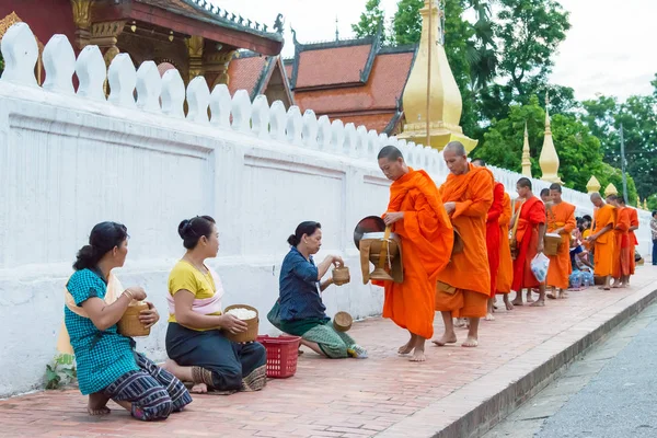 Luang Prabang, Laos - 14 Haziran 2015: sabah töreni Budist sadaka. Rahipler de Luang Prabang için sadaka verme geleneği turistlere genişletilmiş.
