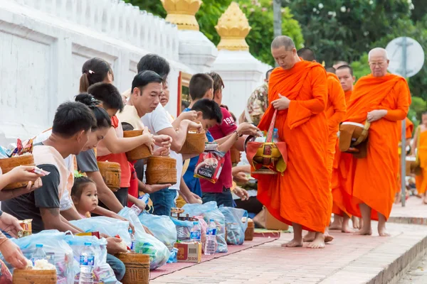 Luang Prabang, Laos - 14 Haziran 2015: sabah töreni Budist sadaka. Rahipler de Luang Prabang için sadaka verme geleneği turistlere genişletilmiş.