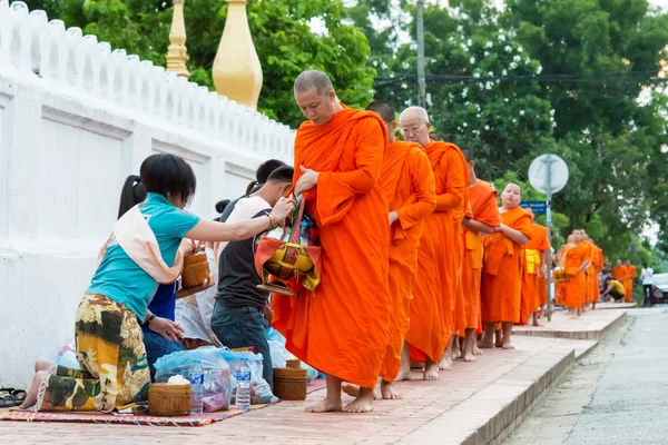 Luang Prabang, Laos - 14 Haziran 2015: sabah töreni Budist sadaka. Rahipler de Luang Prabang için sadaka verme geleneği turistlere genişletilmiş.