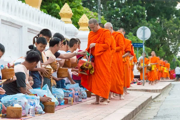 Luang Prabang, Laos - 14 Haziran 2015: sabah töreni Budist sadaka. Rahipler de Luang Prabang için sadaka verme geleneği turistlere genişletilmiş.