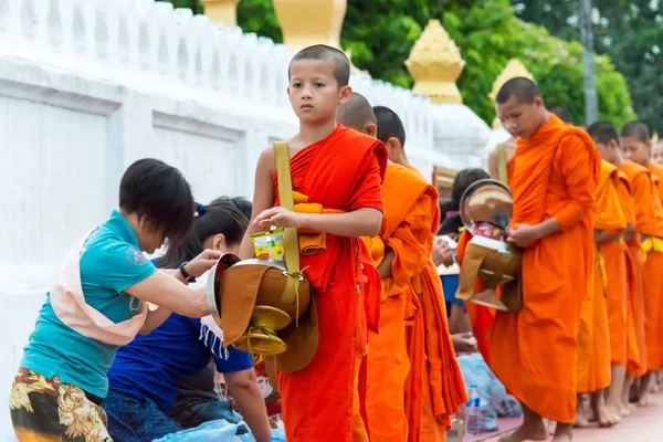 Luang Prabang, Laosz - jún 14 2015: Buddhista alamizsnát díjátadó ünnepség reggel. Turisták is kiterjesztették a hagyomány, hogy alamizsnát, Szerzetesek, Luang Prabang. — Stock Fotó