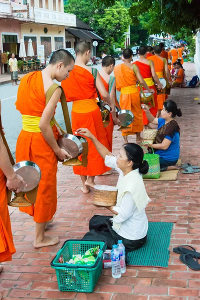 Luang Prabang, Laos - 14 Haziran 2015: sabah töreni Budist sadaka. Rahipler de Luang Prabang için sadaka verme geleneği turistlere genişletilmiş.