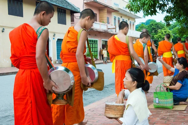 Luang Prabang, Laos - 14 Haziran 2015: sabah töreni Budist sadaka. Rahipler de Luang Prabang için sadaka verme geleneği turistlere genişletilmiş.
