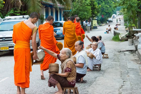 Luang Prabang, Laos - 14 Haziran 2015: sabah töreni Budist sadaka. Rahipler de Luang Prabang için sadaka verme geleneği turistlere genişletilmiş.
