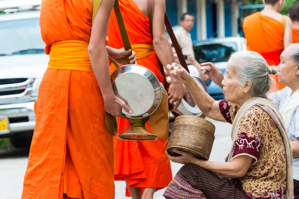 Луанг-Прабанг, Лаос - 14 июня 2015 г.: утром церемония раздачи буддийских милостынь. Традиция давать милостыню монахам в Луангпхабанге распространилась на туристов . — стоковое фото