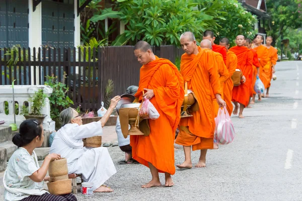 Luang Prabang, Laos - 14 Haziran 2015: sabah töreni Budist sadaka. Rahipler de Luang Prabang için sadaka verme geleneği turistlere genişletilmiş.