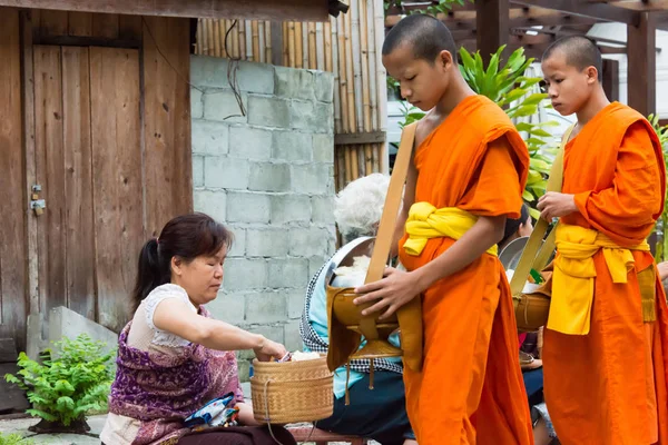 Luang Prabang, Laos - Jun 14 2015: Buddhistiska alms ger ceremoni på morgonen. Traditionen av allmosan till munkar i Luang Prabang har förlängts till turister. — Stockfoto