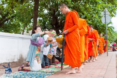 Luang Prabang, Laos - 15 Haziran 2015: sabah töreni Budist sadaka. Rahipler de Luang Prabang için sadaka verme geleneği turistlere genişletilmiş.